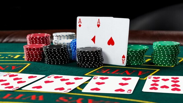 Thì Blinds có thể được hiểu như là cược bắt buộc của người chia bài trong các game bài Poker . Hãy đến B52 casino trực tuyến để biết thêm thông tin.
