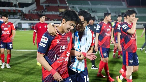 Nhận định Gwangju vs Gimcheon Sangmu 17h00 ngày 15/6 (VĐQG Hàn Quốc 2024). Hãy đến B52 cá cược bóng đá để biết thêm thông tin.